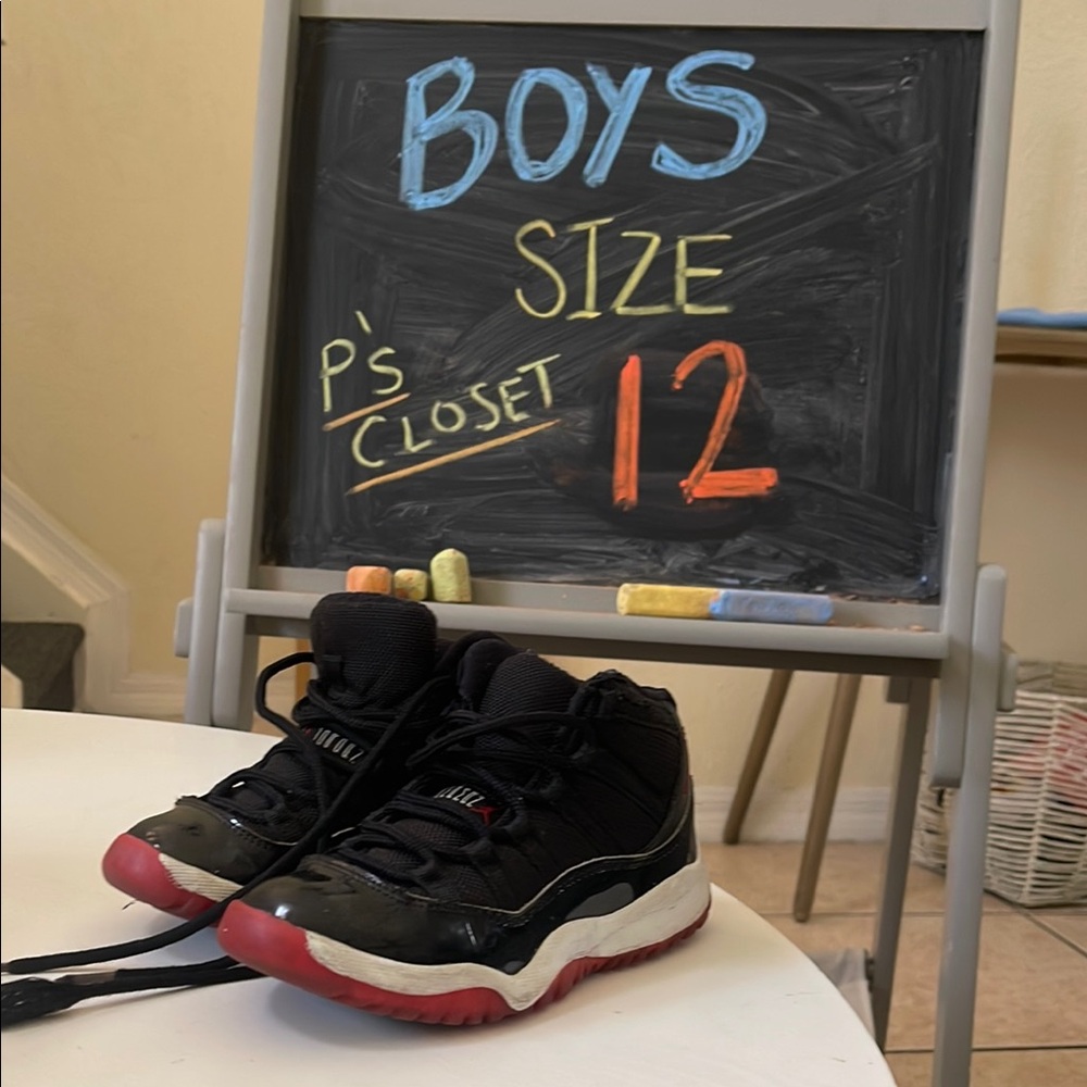 Air Jordan Retro 11 Bred (missing insole)